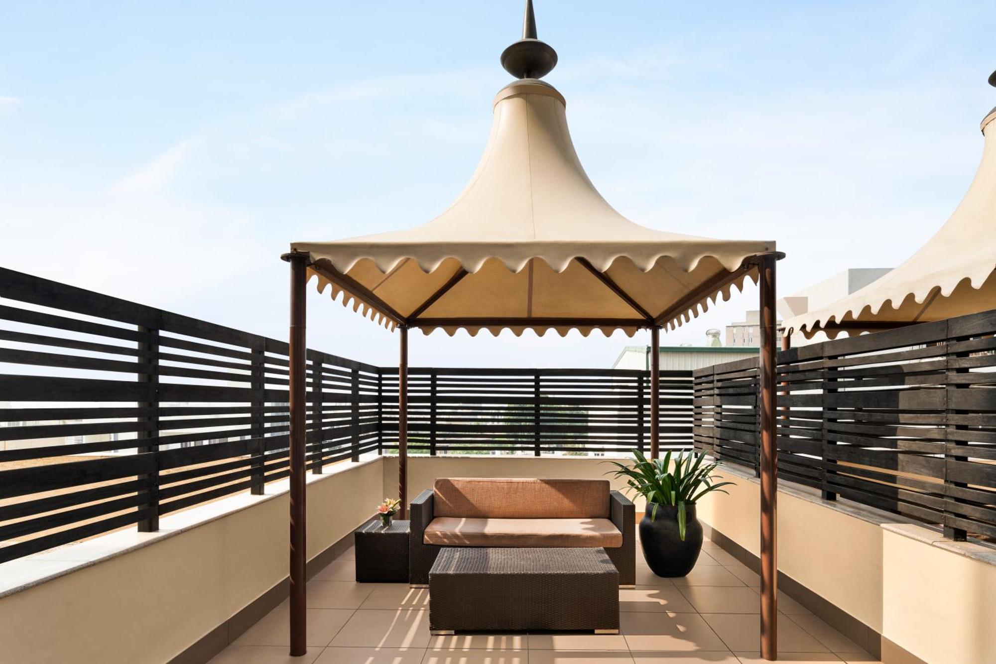 Hilton Jaipur Hotel Kültér fotó A pergola on a rooftop