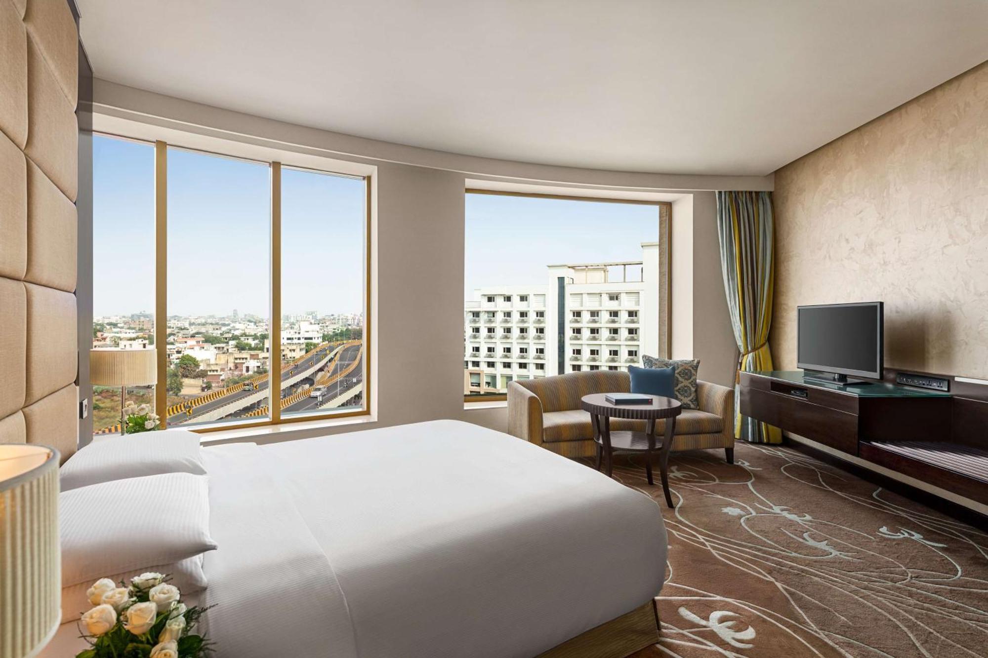 Hilton Jaipur Hotel Kültér fotó Deluxe King