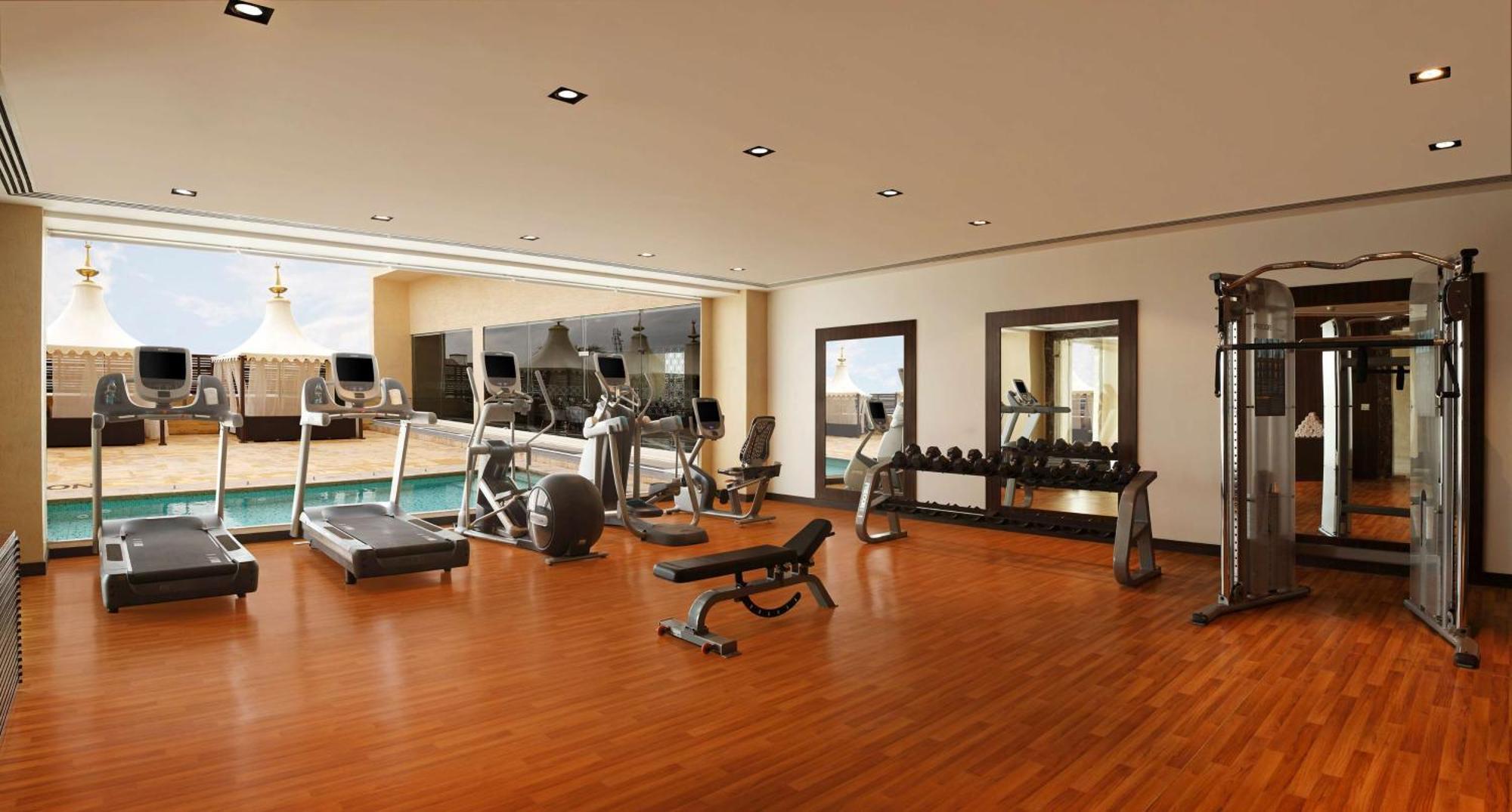 Hilton Jaipur Hotel Kültér fotó A gym in a hotel
