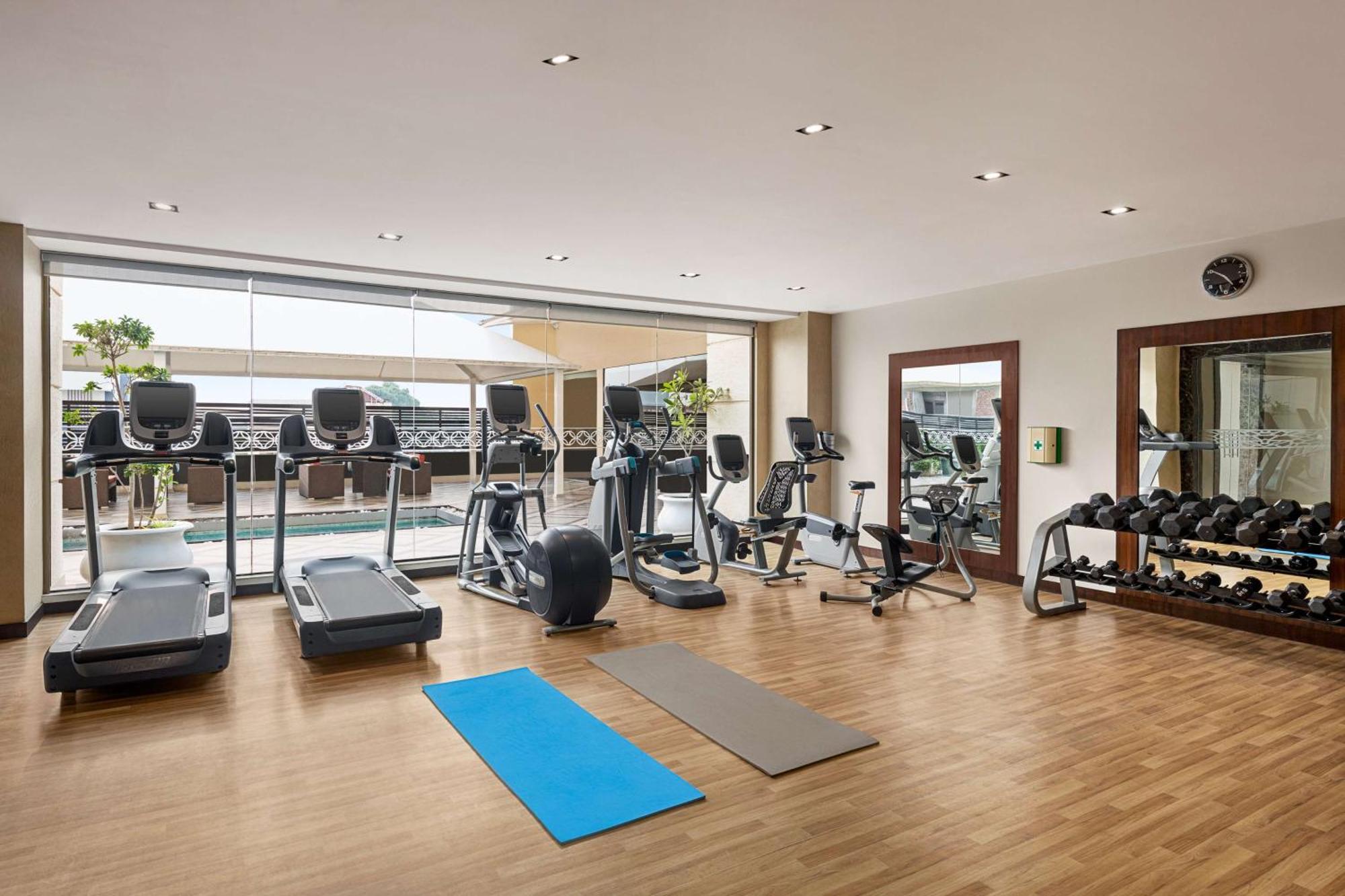 Hilton Jaipur Hotel Kültér fotó The gym at the hotel