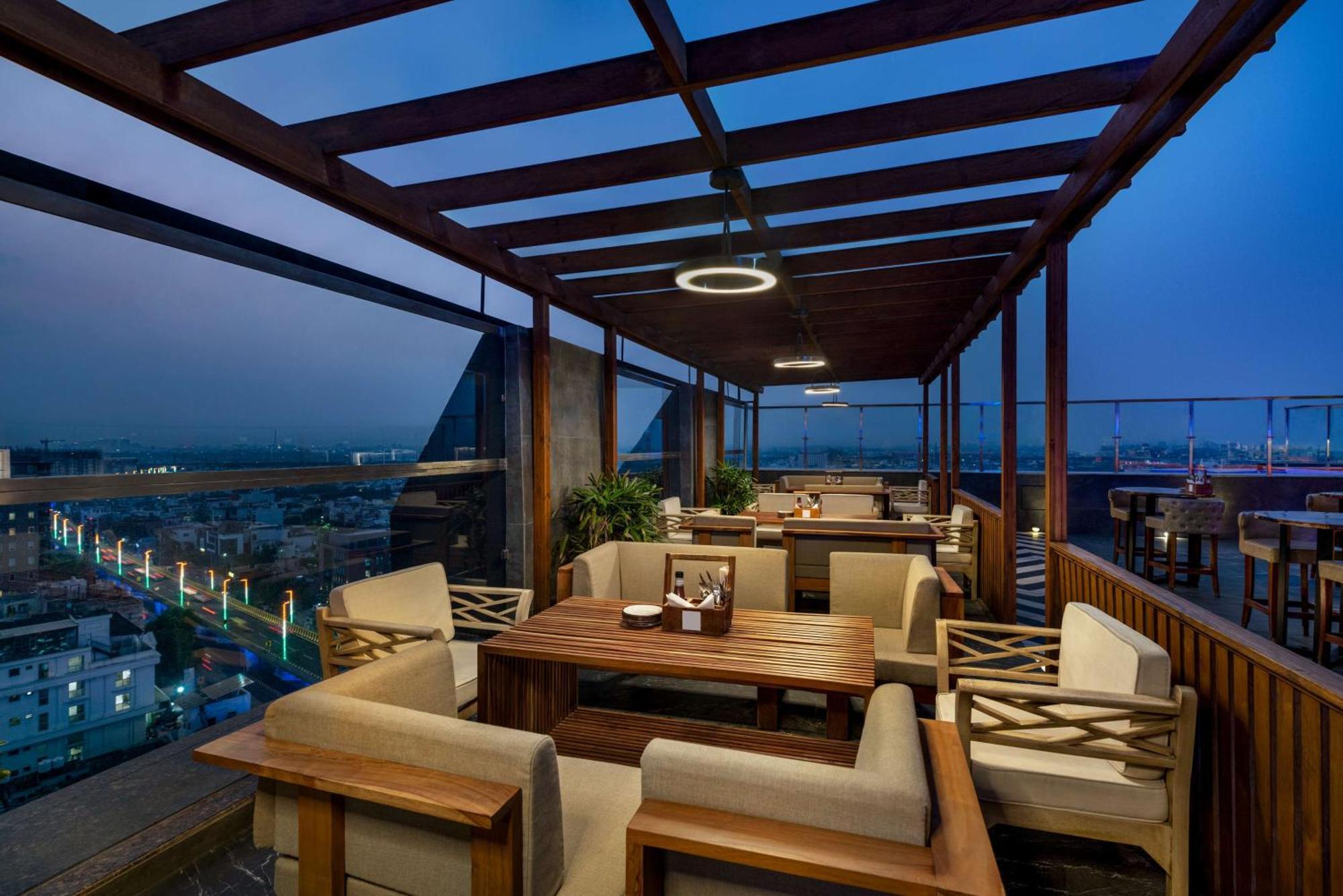 Hilton Jaipur Hotel Kültér fotó The Terrace at the Park